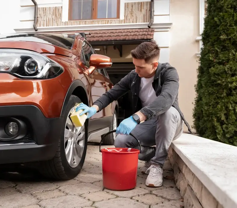 Lavage auto à domicile Grandfontaine : professionnel intervenant sur un véhicule